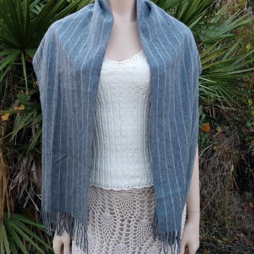 NWT NEIMAN MARCUS 100% Cashmere Gray & White Striped Scarf Wrap with Fringe - Picture 9 of 10